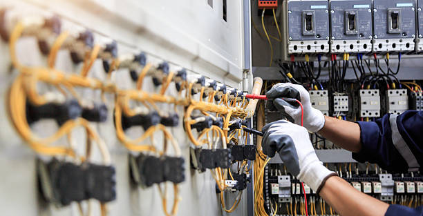 Professional Electrician technician working in Itasca, IL